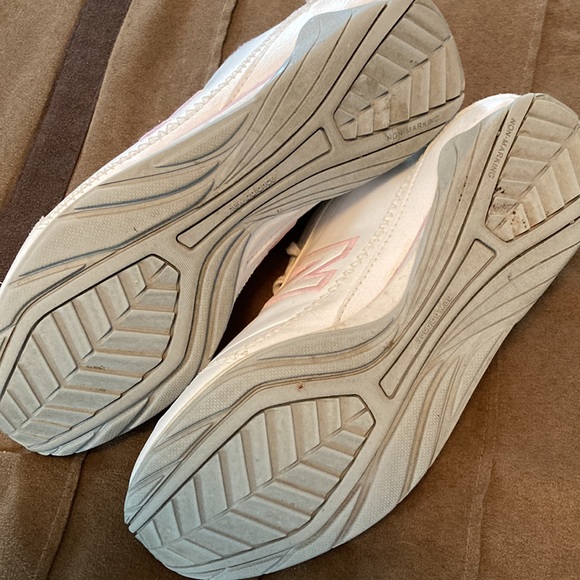 Gently worn New Balance sneakers. - Picture 5 of 5